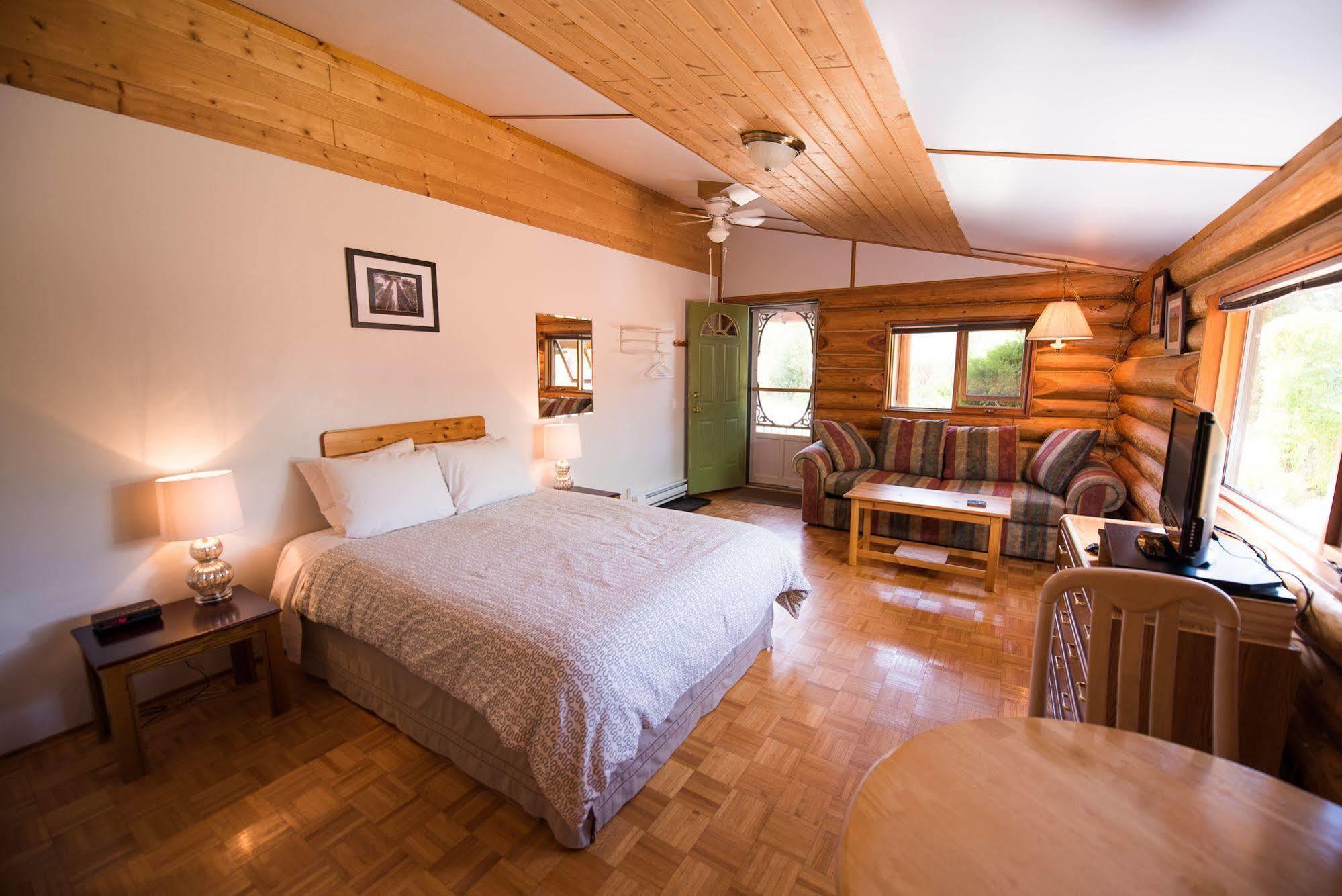 Cedar Haven Cabins And Resort Clearwater Exterior photo